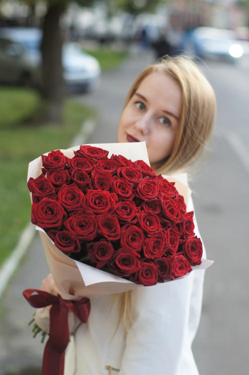 35 красных роз