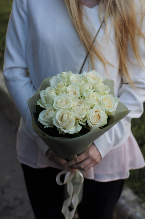 19 белых роз