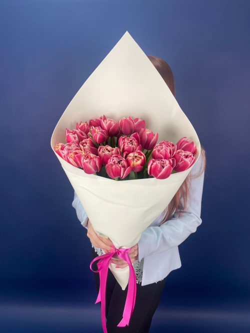 25 пионовидных розовых тюльпанов