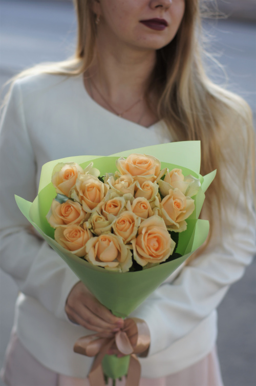 19 кремовых роз