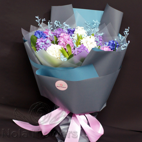 Букет гиацинтов микс с зеленью