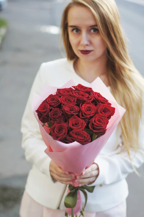 15 красных роз