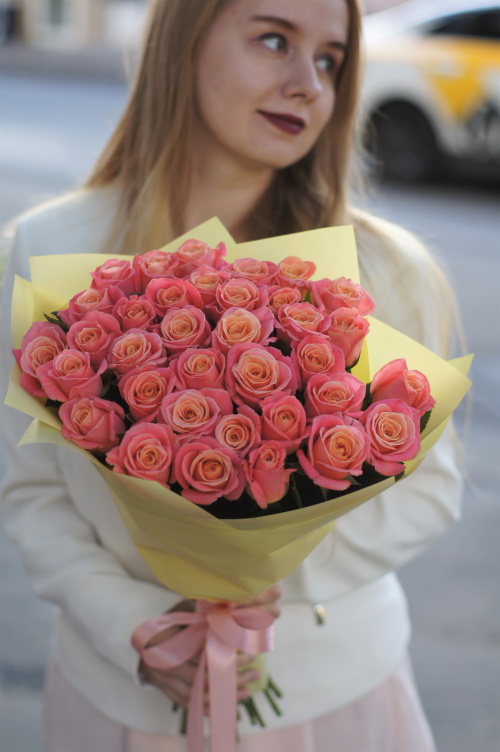 25 персиковых роз