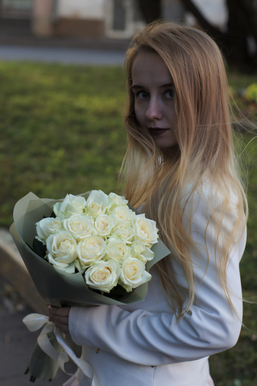 19 белых роз