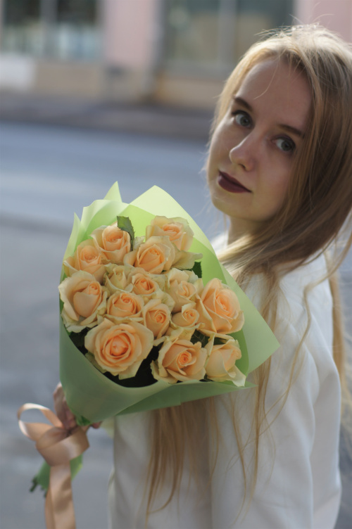 19 кремовых роз