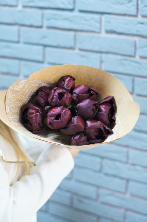 11 красных пионов