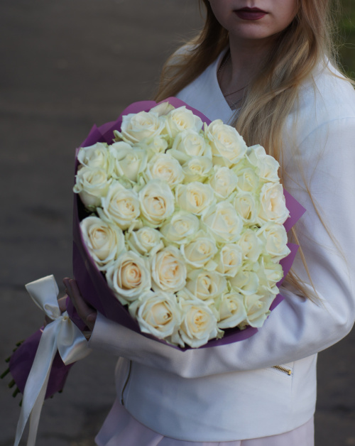 35 белых роз