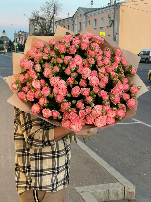 Букет кустовых пионовидных роз Мадам Бомбастик