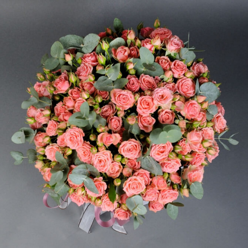 Розовые кустовые розы в большой коробке