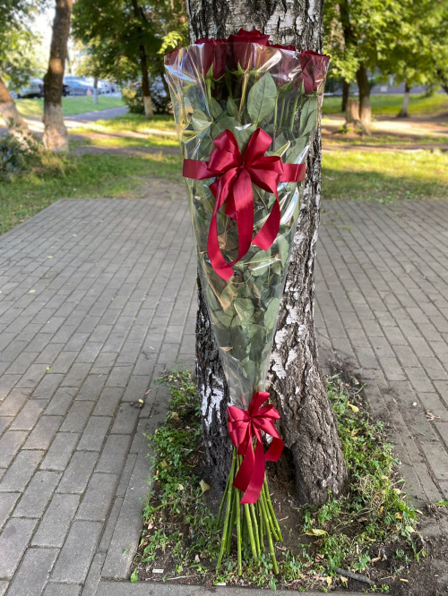 35 гигантских красных роз