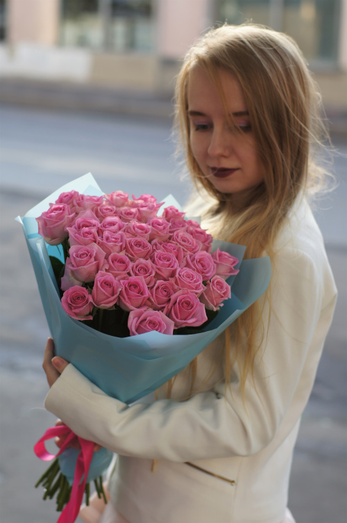 25 розовых роз