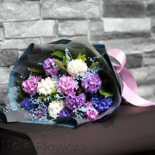 Букет гиацинтов микс с зеленью