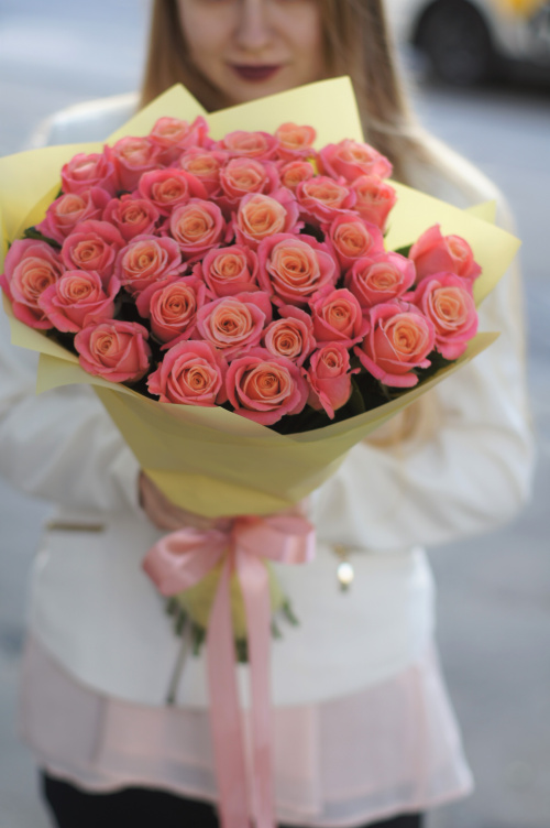 25 персиковых роз