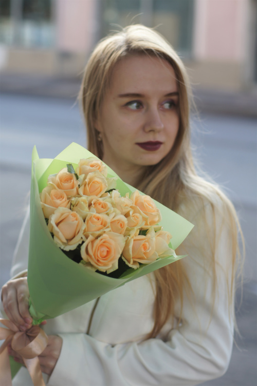 19 кремовых роз