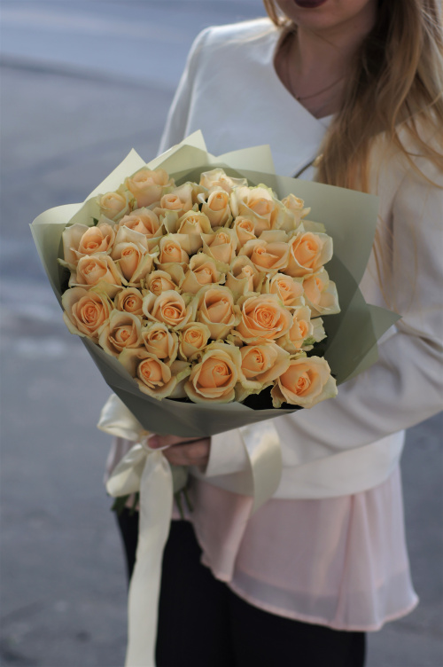 25 кремовых роз