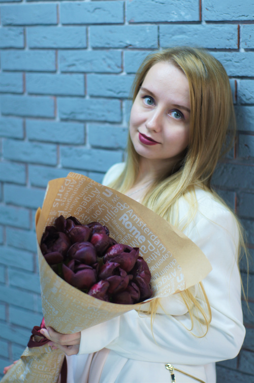 11 красных пионов