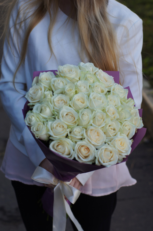 35 белых роз