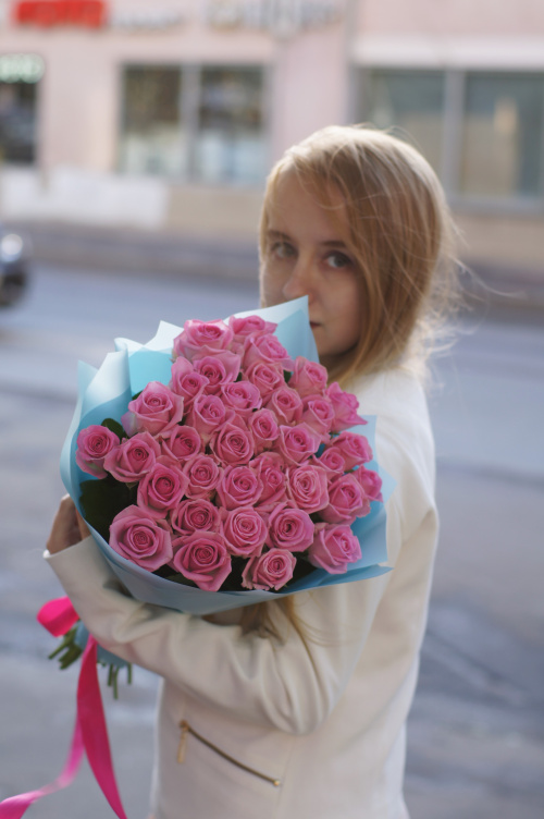 25 розовых роз