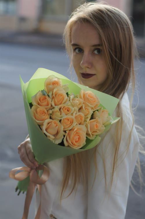 19 кремовых роз