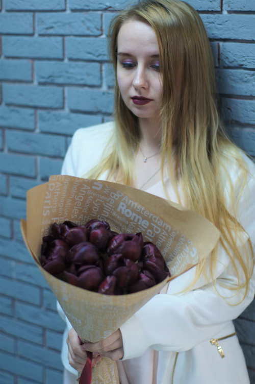 11 красных пионов