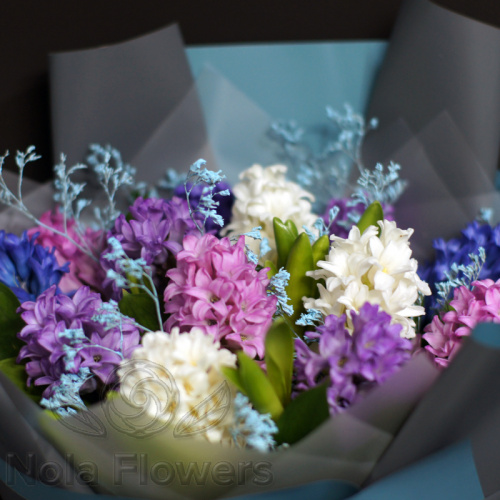 Букет гиацинтов микс с зеленью