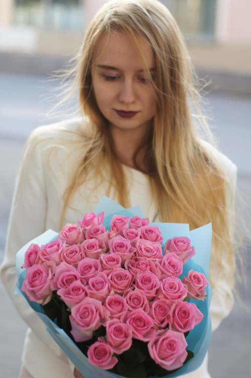 25 розовых роз