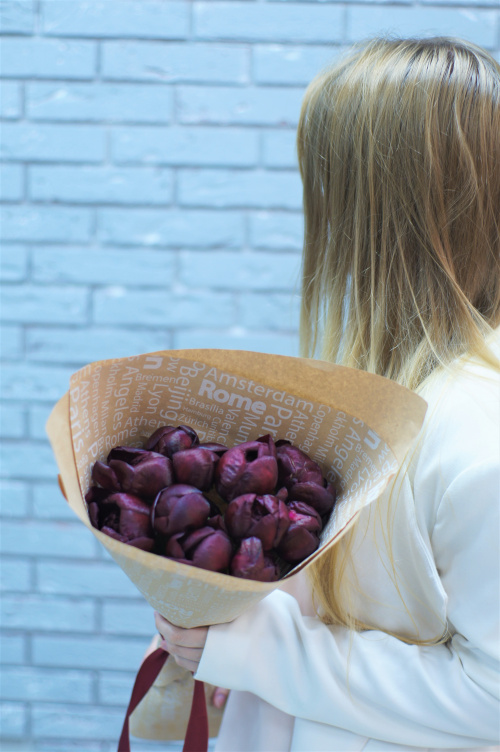 11 красных пионов