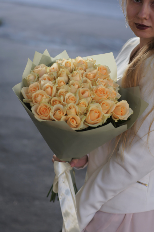 25 кремовых роз