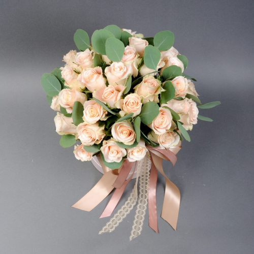 Розы Шарман с эвкалиптом в коробке