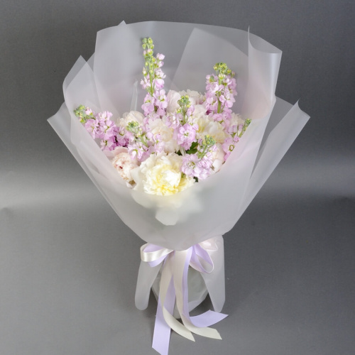 Белые пионы с маттиолой