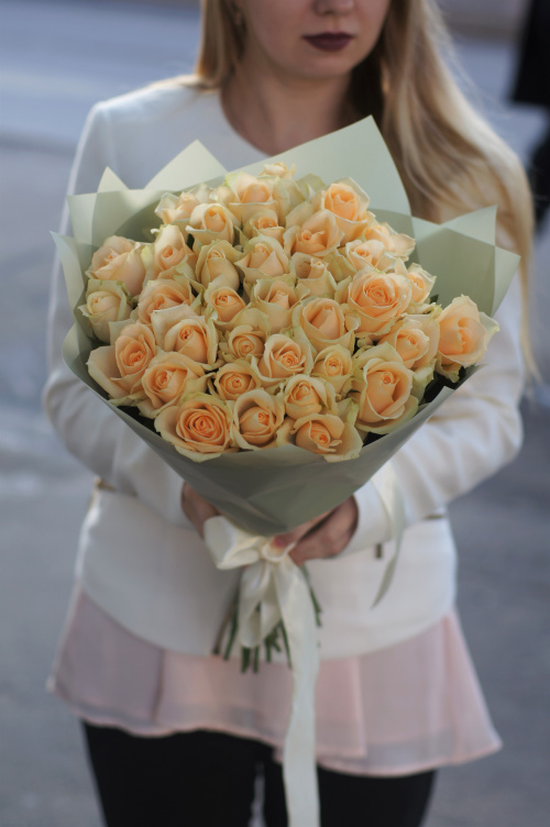 25 кремовых роз