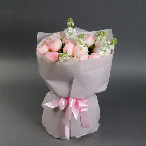 11 пионов с маттиолой