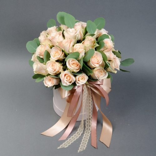 Розы Шарман с эвкалиптом в коробке