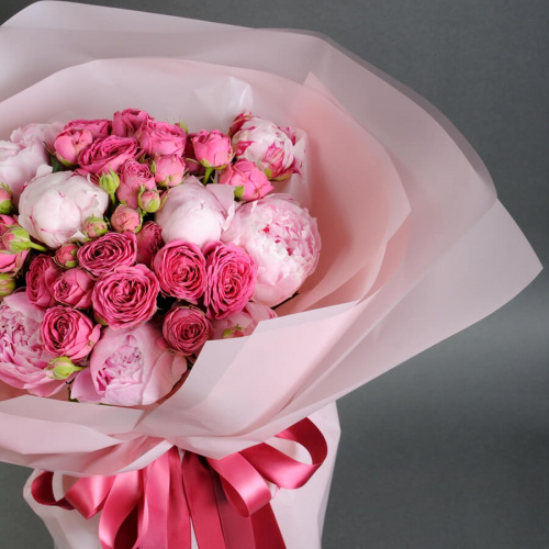 Букет пионов и кустовых роз