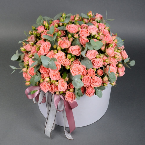 Розовые кустовые розы в большой коробке