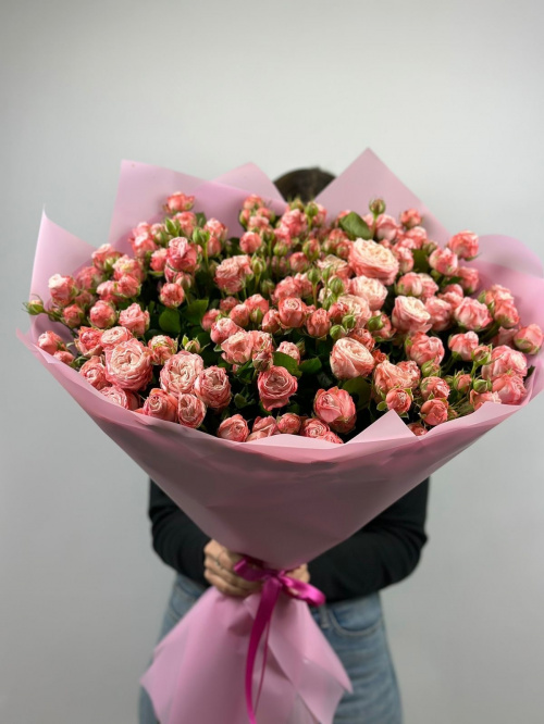 Букет кустовых пионовидных роз Мадам Бомбастик