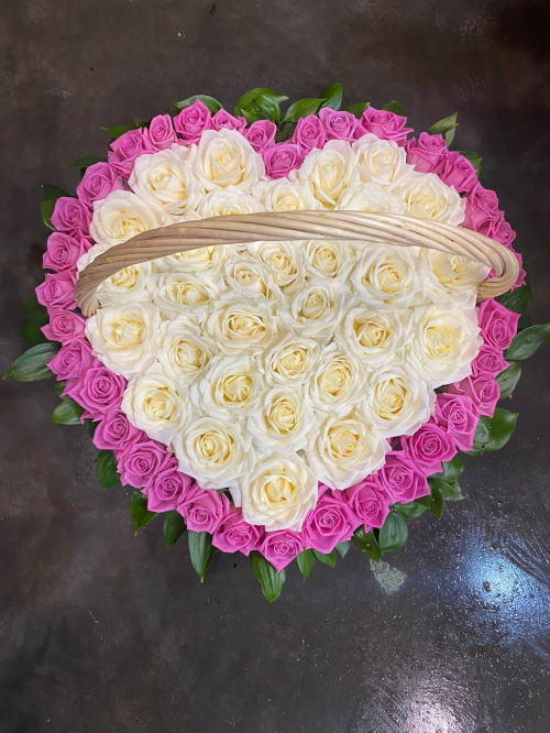 Корзина с розово-белым сердцем из роз