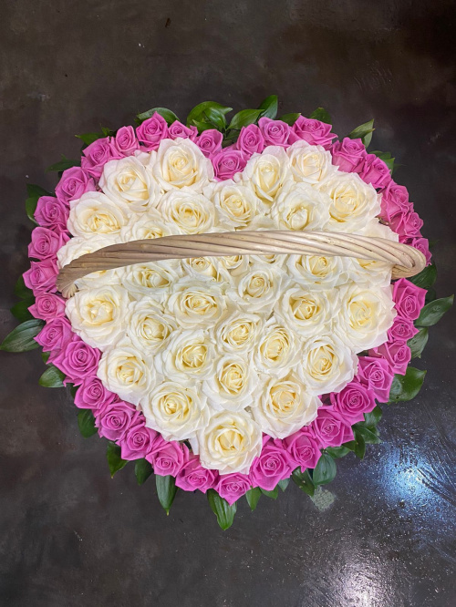 Корзина с розово-белым сердцем из роз
