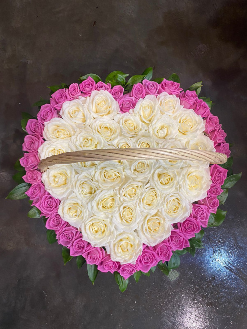 Корзина с розово-белым сердцем из роз
