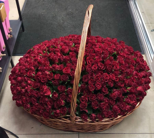 Корзина с красными кенийскими розами