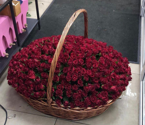 Корзина с красными кенийскими розами