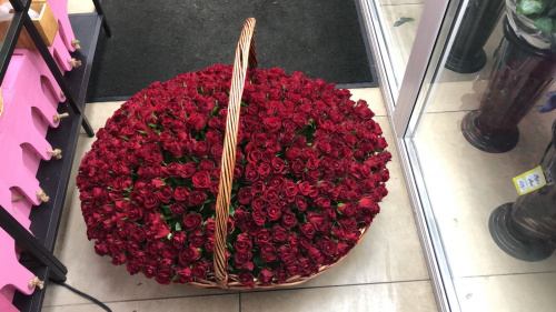 Корзина с красными кенийскими розами