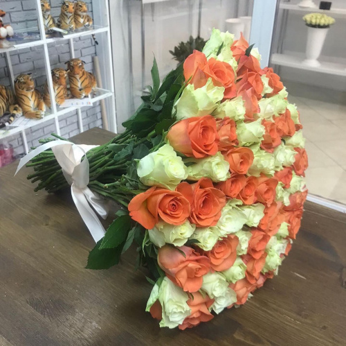 101 белая и оранжевая роза (Кения)