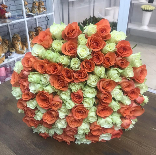 101 белая и оранжевая роза (Кения)