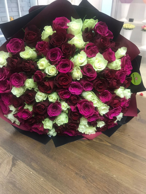 101 красная, малиновая и белая роза (Кения)