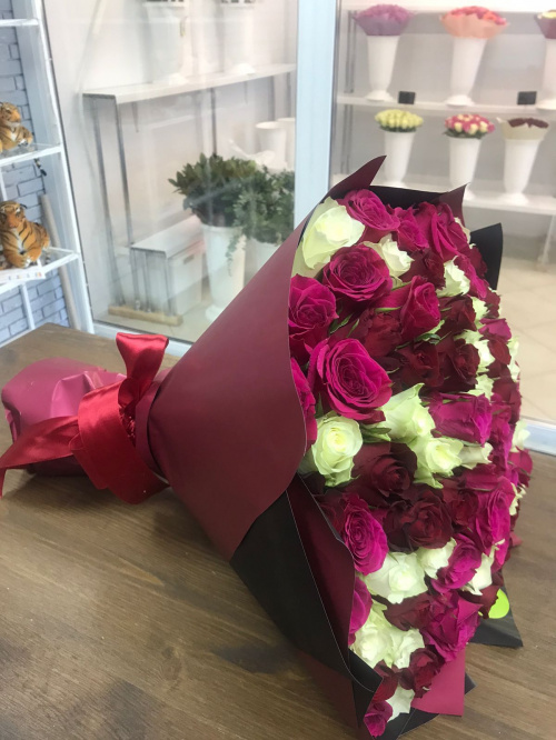 101 красная, малиновая и белая роза (Кения)