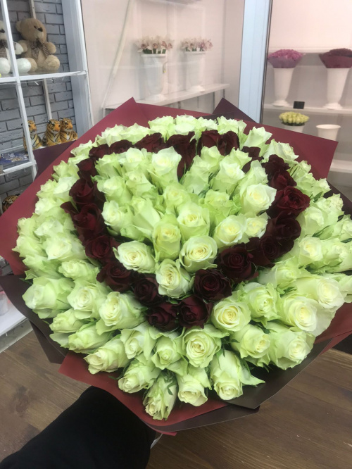 101 роза с белым сердцем (Кения)