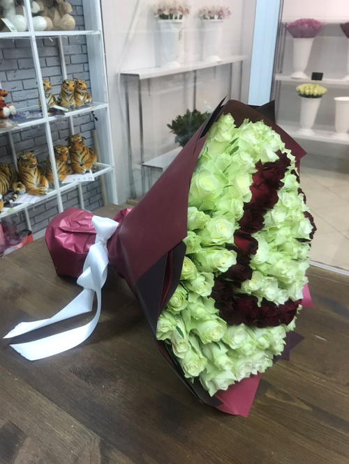 101 роза с белым сердцем (Кения)