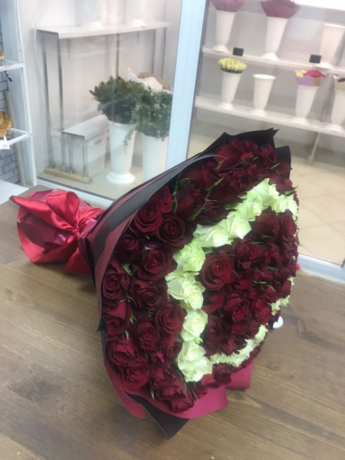 101 роза с красным сердцем (Кения)