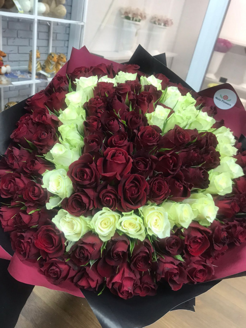101 роза с красным сердцем (Кения)